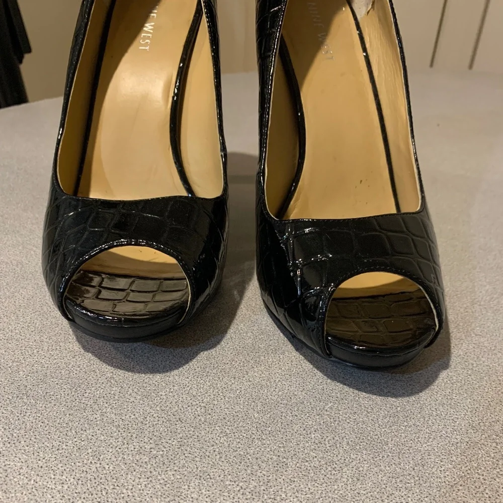 Nine West Black Croc Embossed Patent Platform Pumps sz 8.5 M - Picture 3 of 6